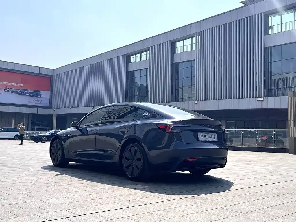 Tesla Model 3 — фото 9