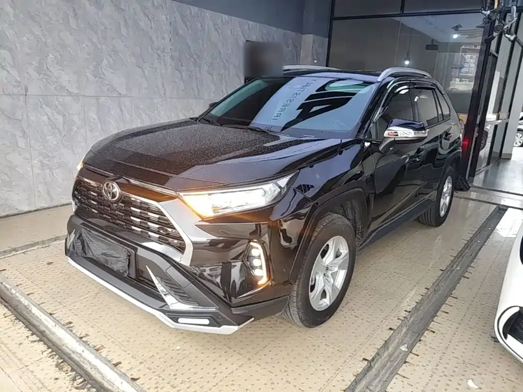 Toyota RAV4 — фото 1