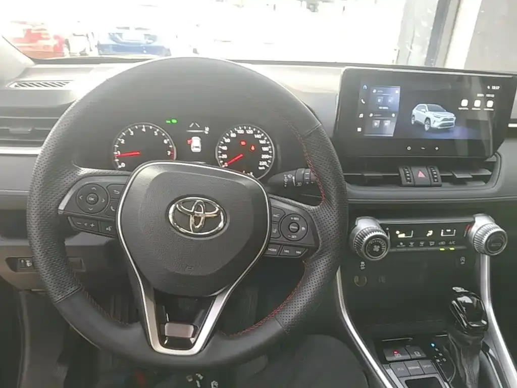 Toyota RAV4 — фото 8