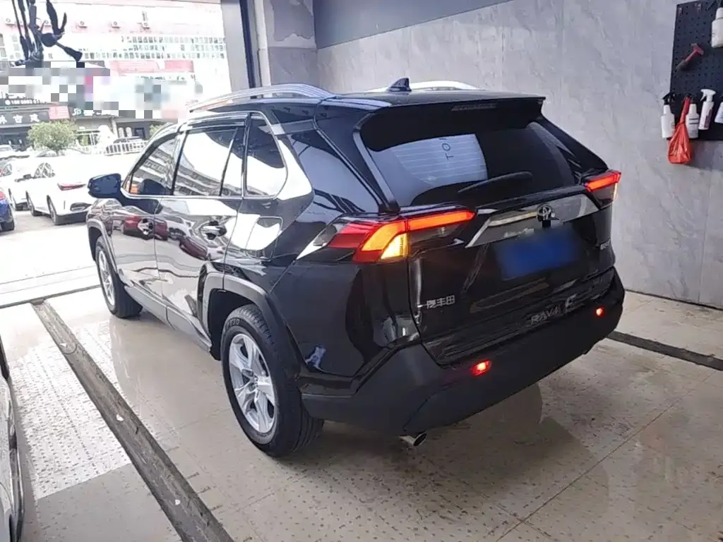 Toyota RAV4 — фото 10