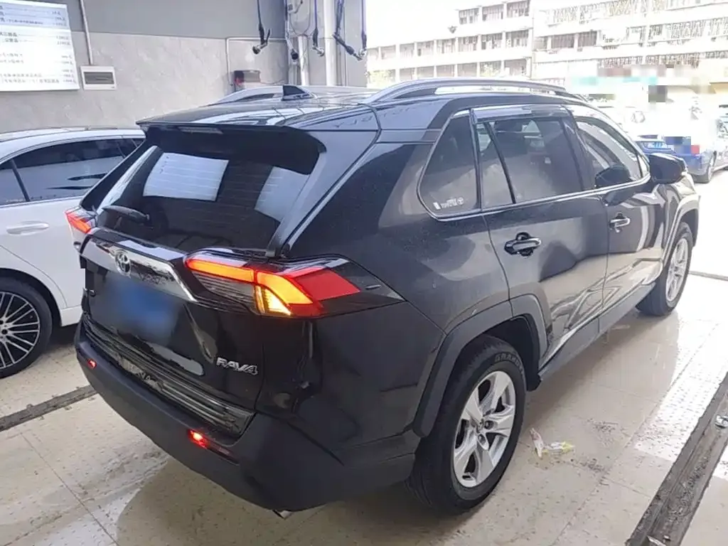 Toyota RAV4 — фото 4