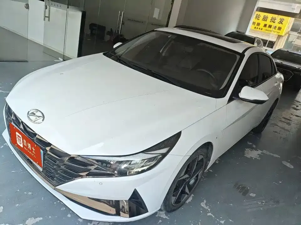 Hyundai Elantra — фото 1