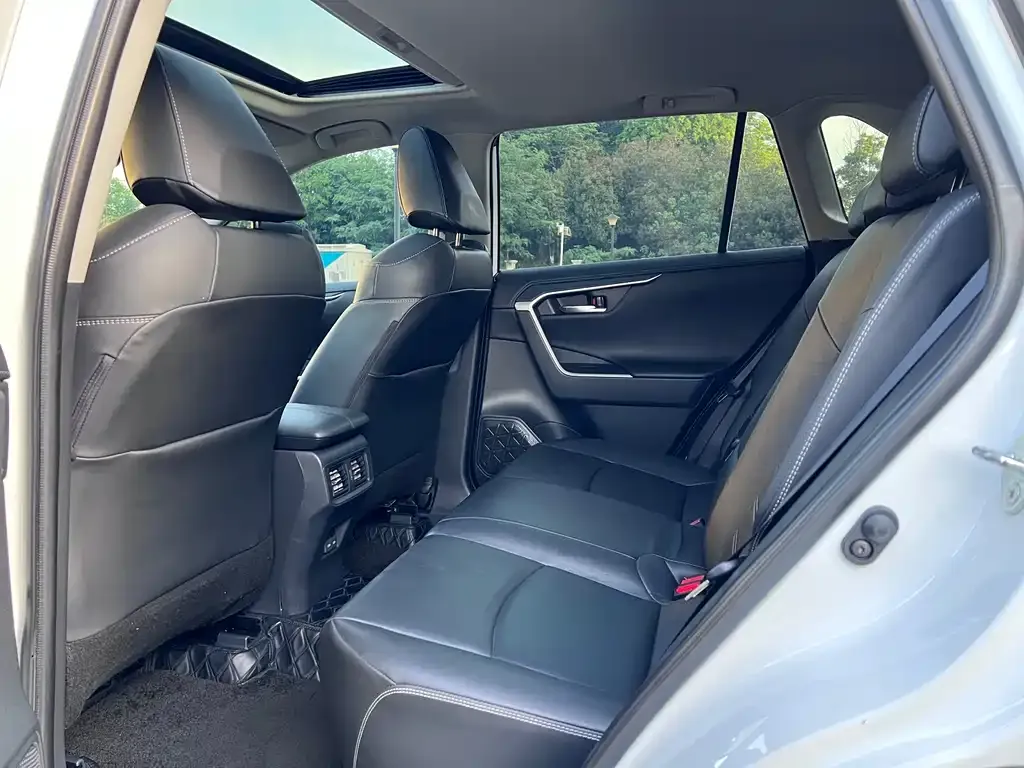 Toyota RAV4 — фото 7