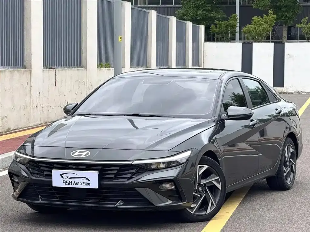 Hyundai Elantra — фото 1