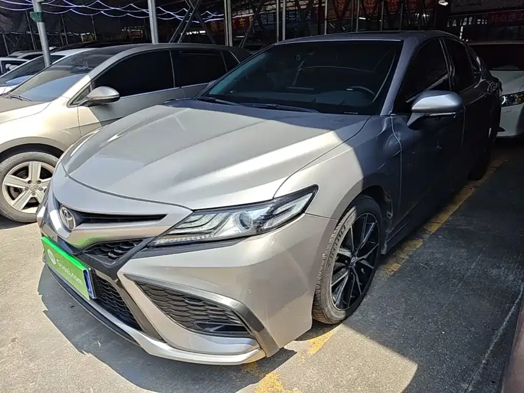 Toyota Camry — фото 1