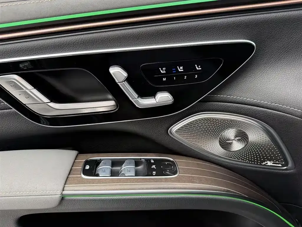 Mercedes-Benz EQS SUV — фото 4