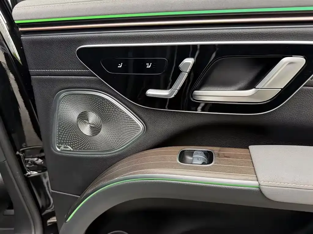 Mercedes-Benz EQS SUV — фото 9