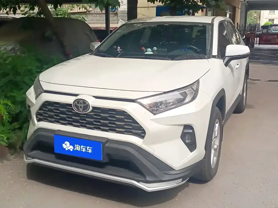 Toyota RAV4 — фото 1