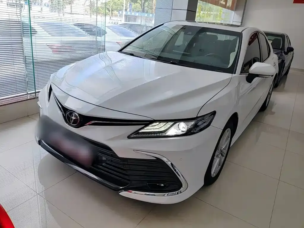 Toyota Camry — фото 1