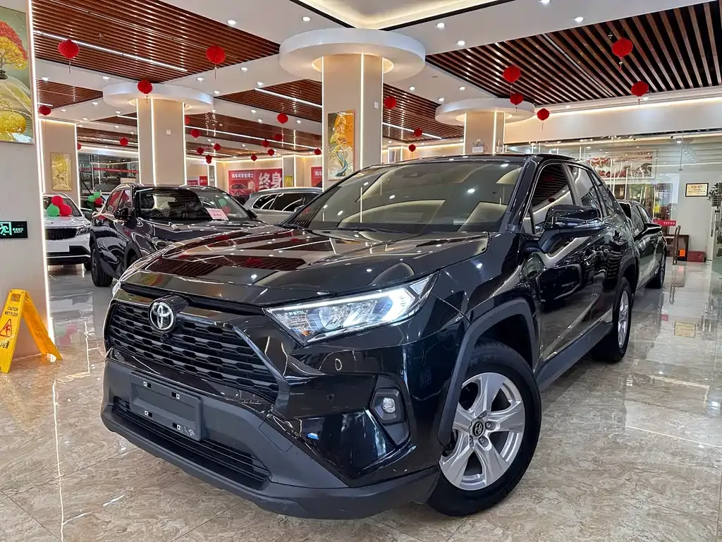 Toyota RAV4 — фото 1