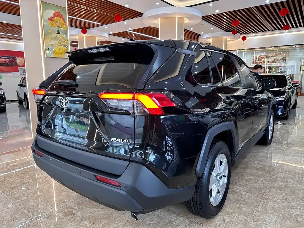 Toyota RAV4 — фото 5