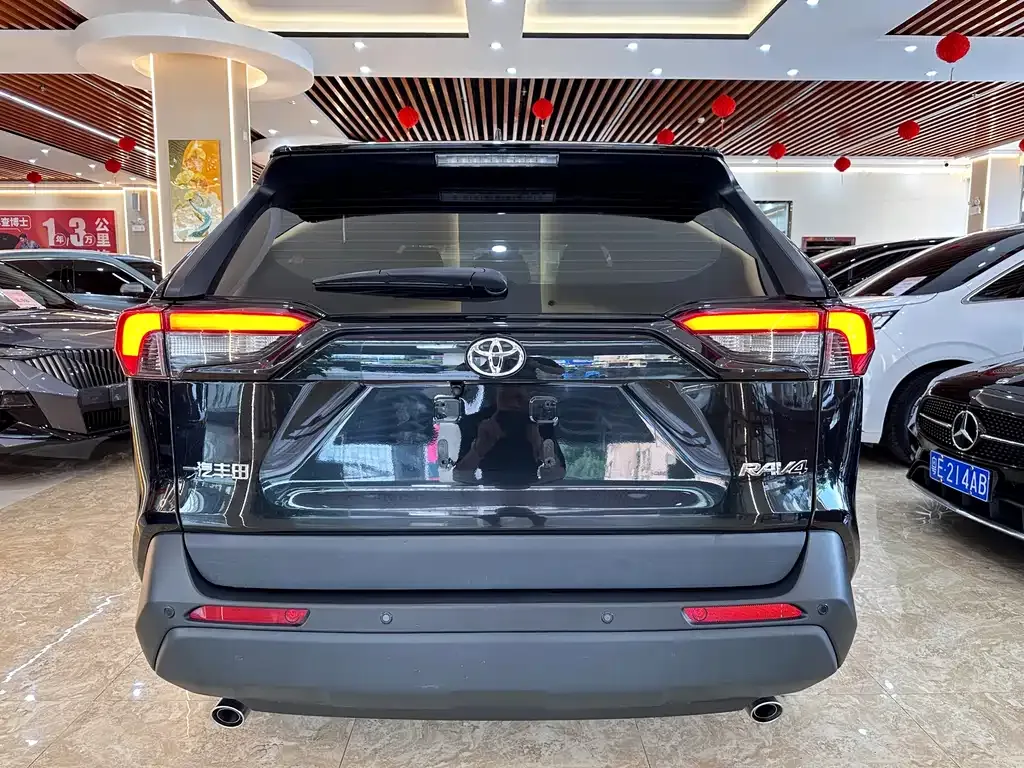 Toyota RAV4 — фото 9