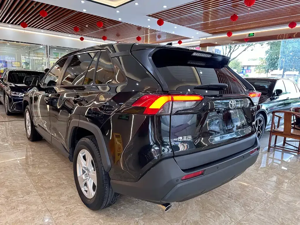 Toyota RAV4 — фото 6