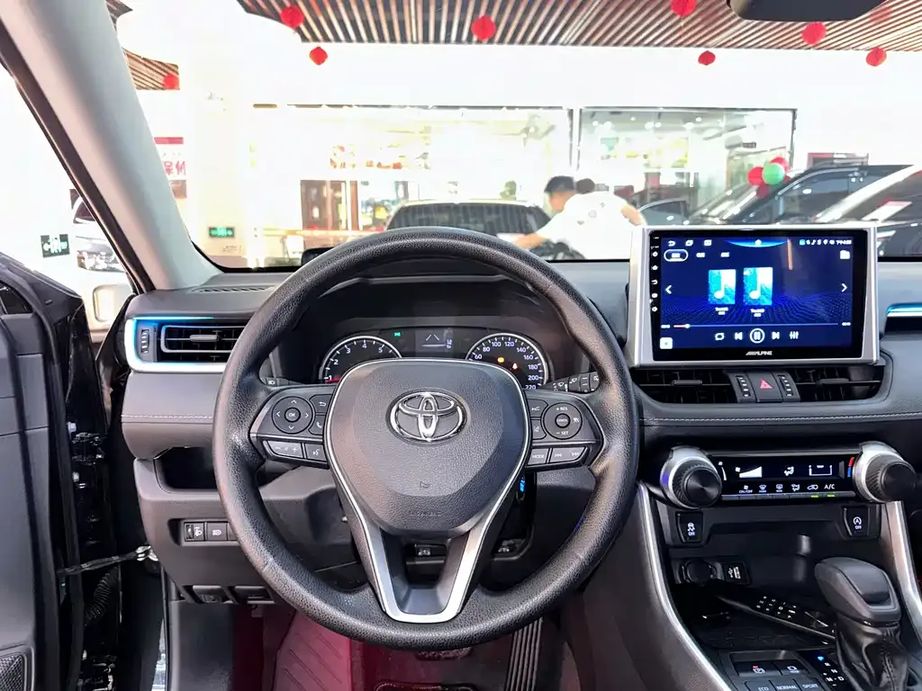 Toyota RAV4 — фото 7