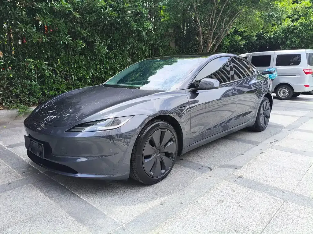 Tesla Model 3 — фото 1