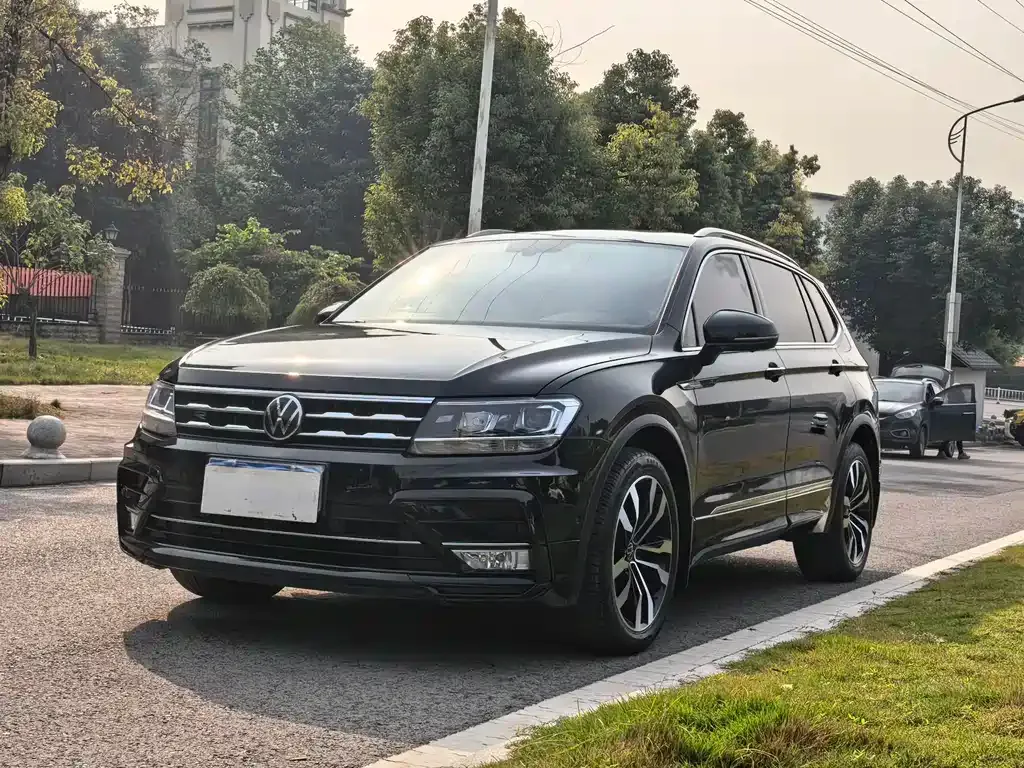 Volkswagen Tiguan L — фото 1