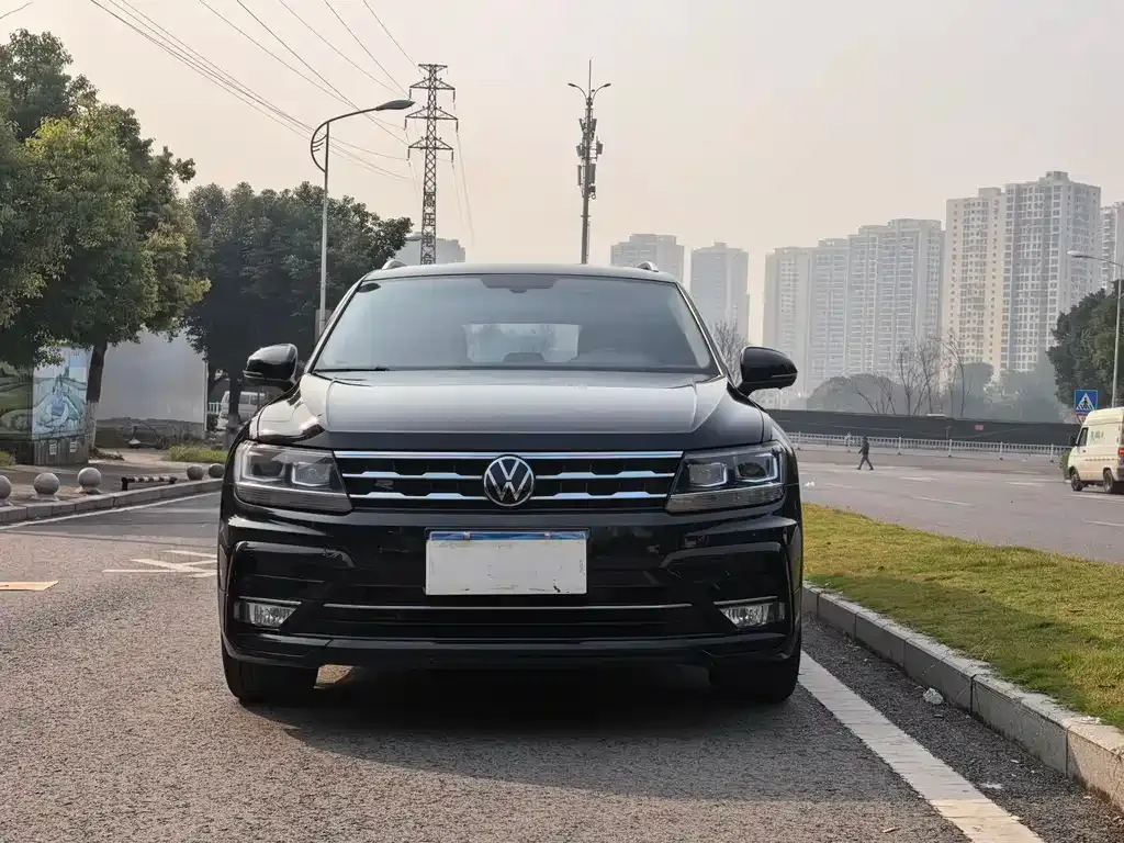 Volkswagen Tiguan L — фото 4