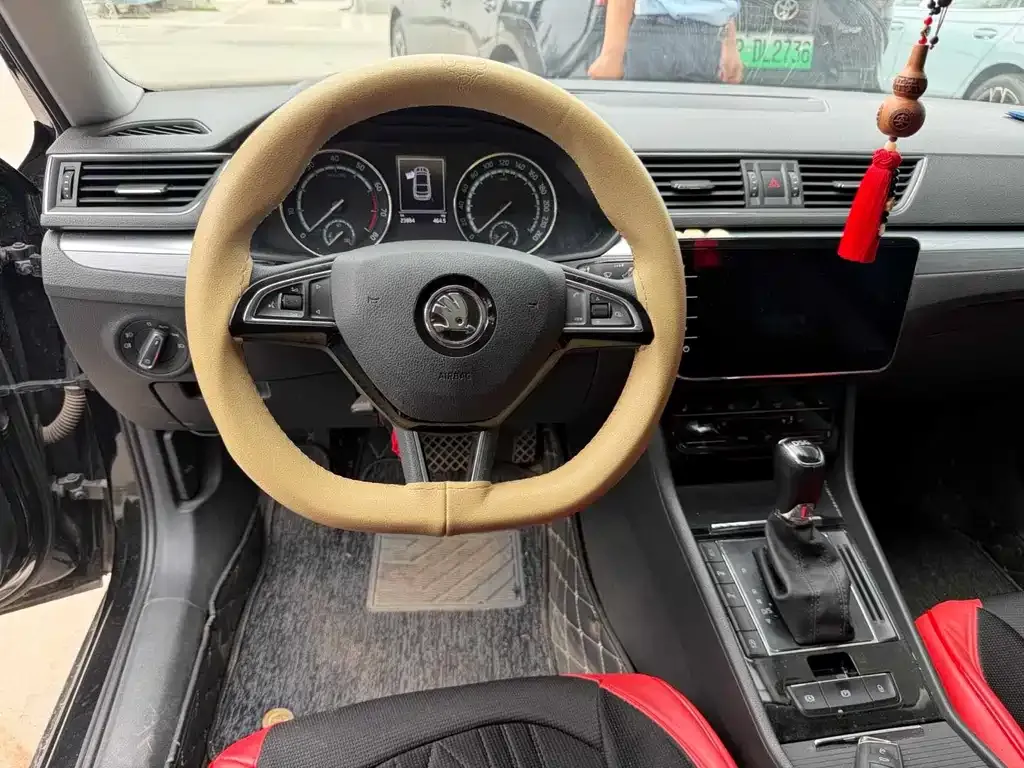 Skoda Superb — фото 9