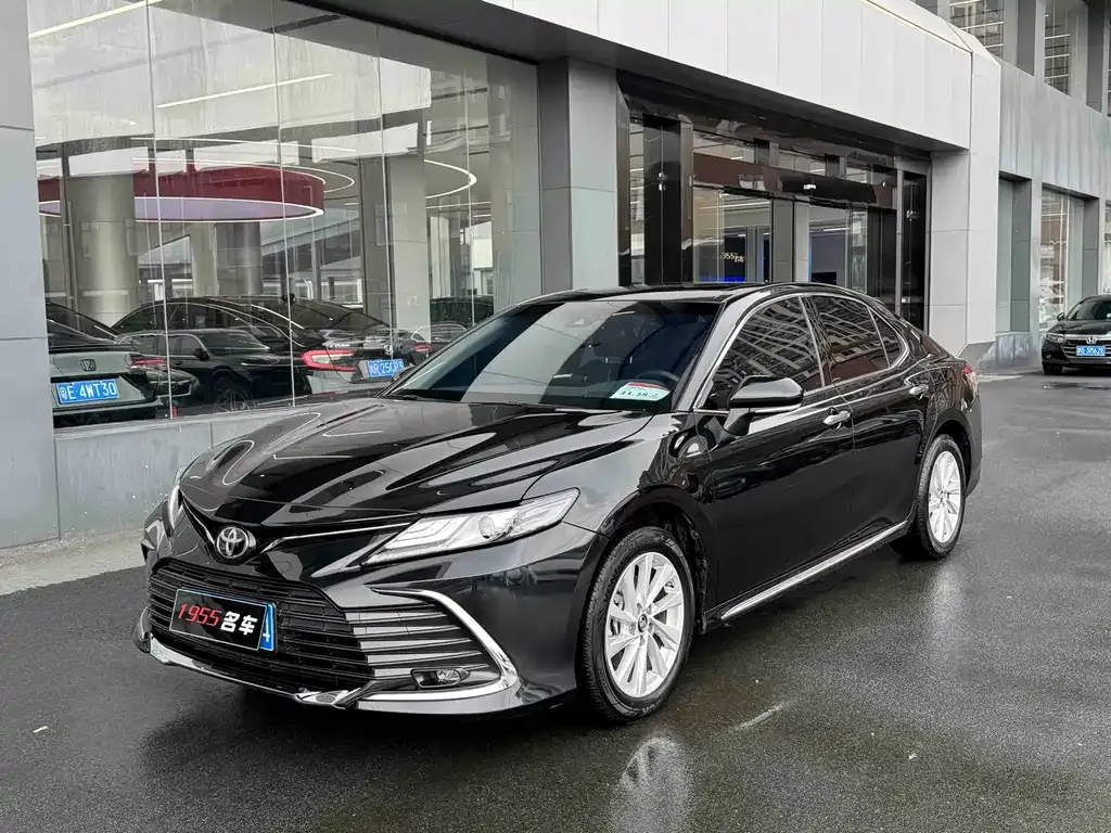 Toyota Camry — фото 1