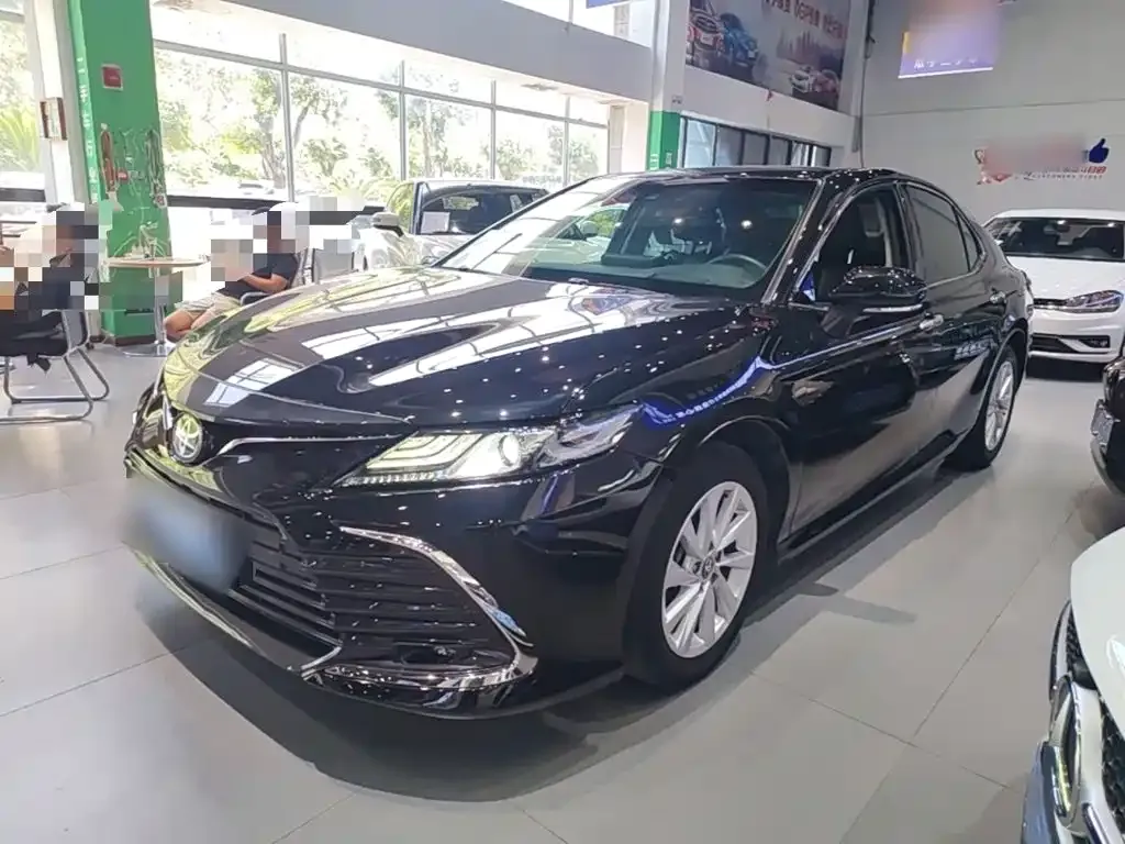 Toyota Camry — фото 1