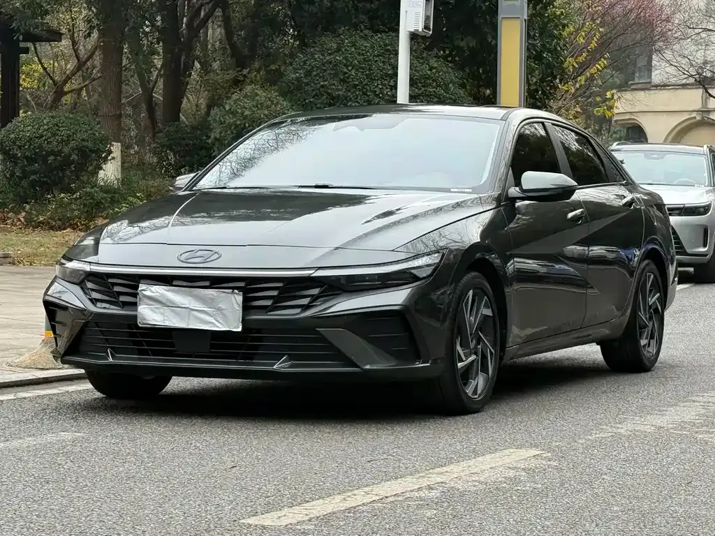 Hyundai Elantra — фото 1