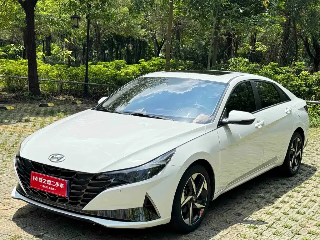 Hyundai Elantra — фото 1