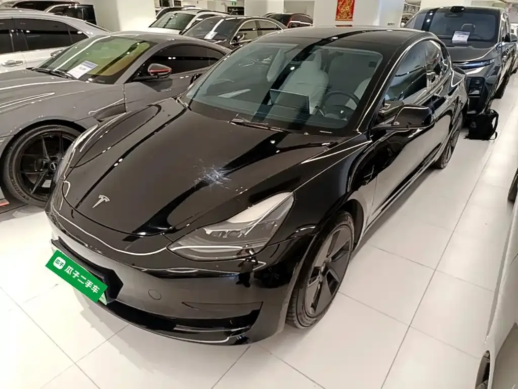 Tesla Model 3 — фото 1