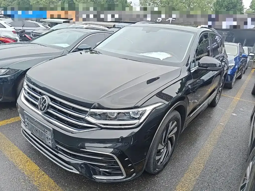 Volkswagen Tiguan L — фото 1