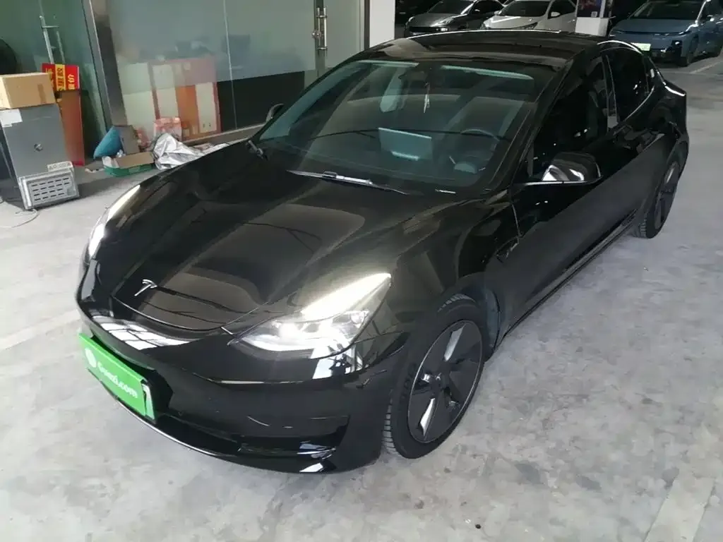 Tesla Model 3 — фото 1