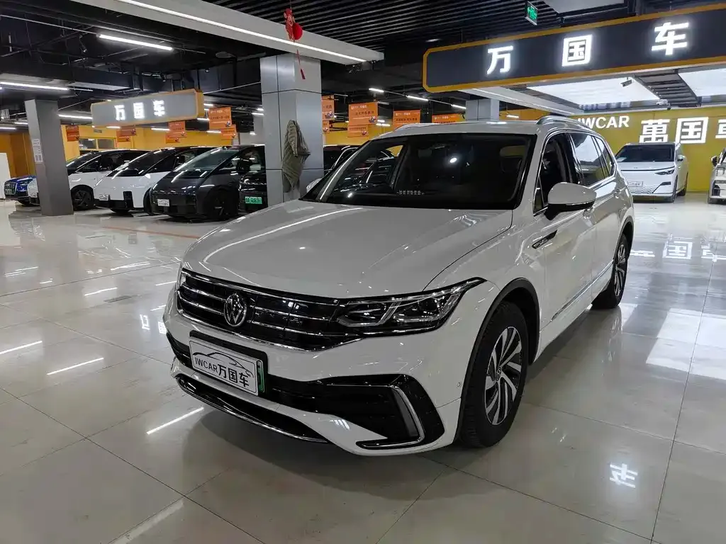 Volkswagen Tiguan L PHEV — фото 1