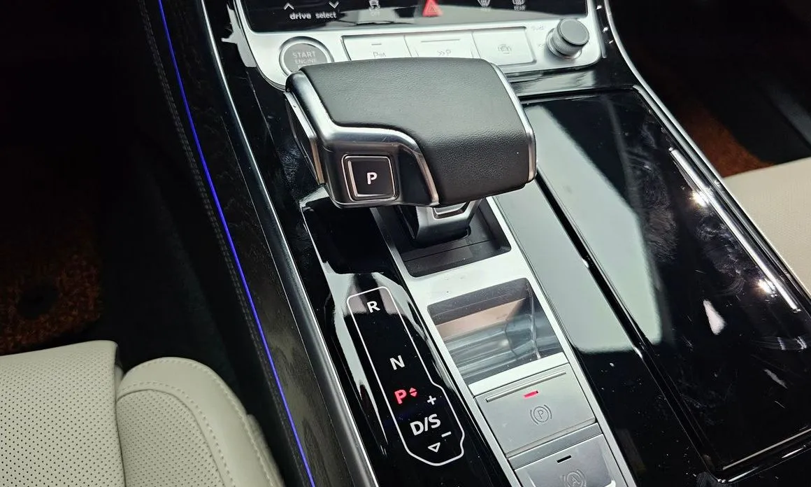 Audi A8 — фото 10