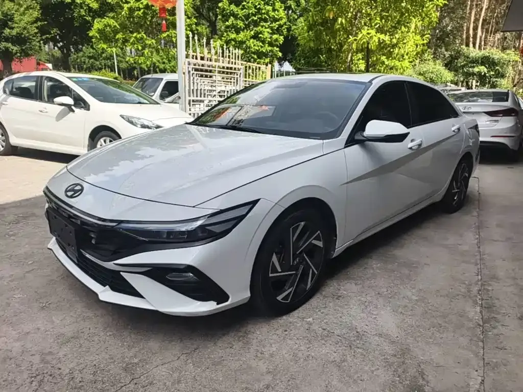 Hyundai Elantra — фото 1