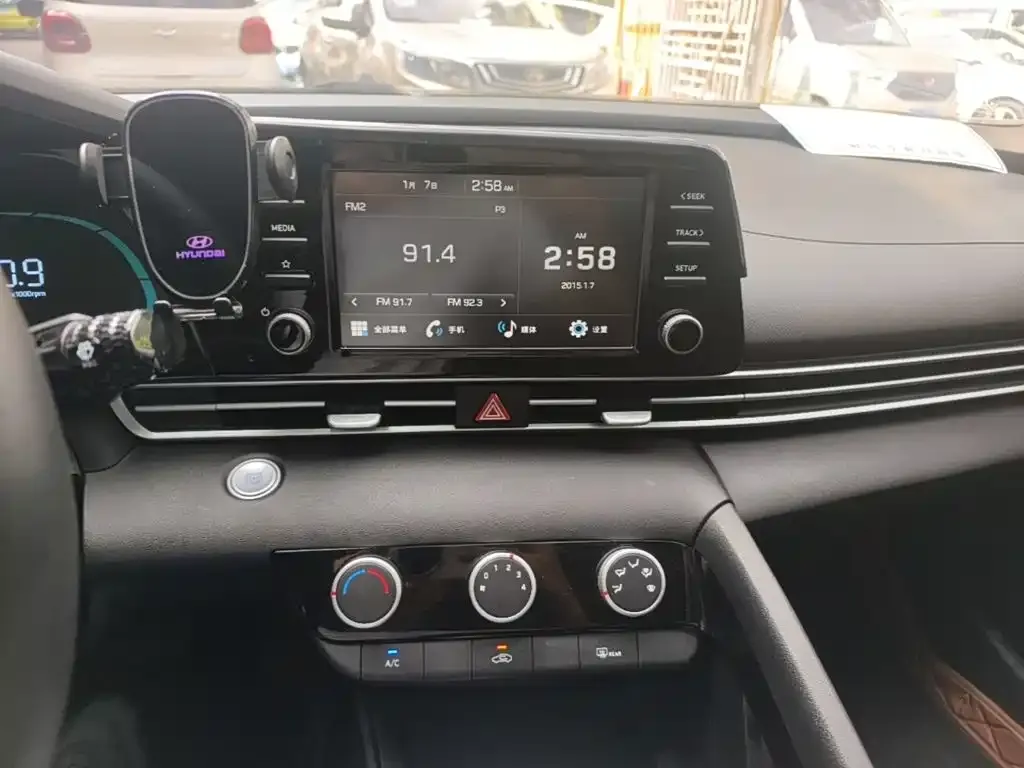 Hyundai Elantra — фото 2