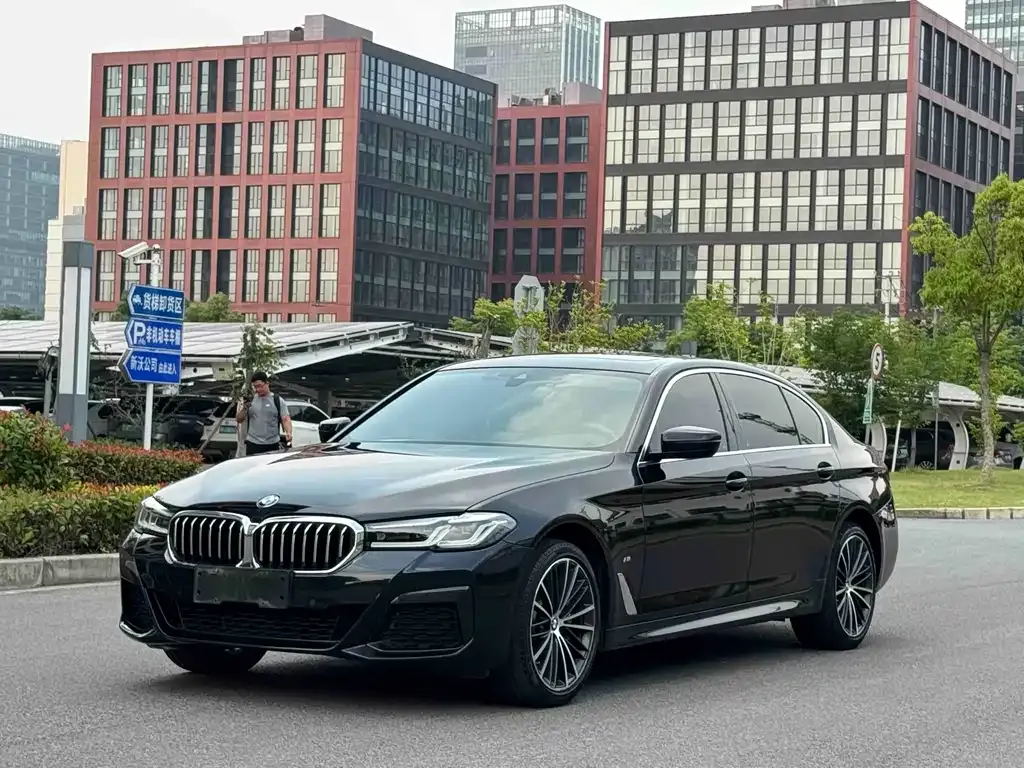 BMW 5 Series — фото 1