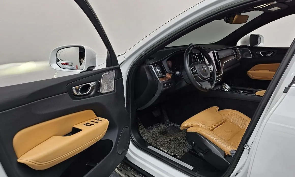 Volvo XC60 — фото 10