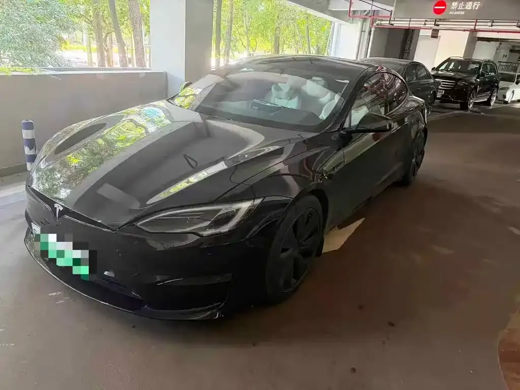 Tesla Model S — фото 1