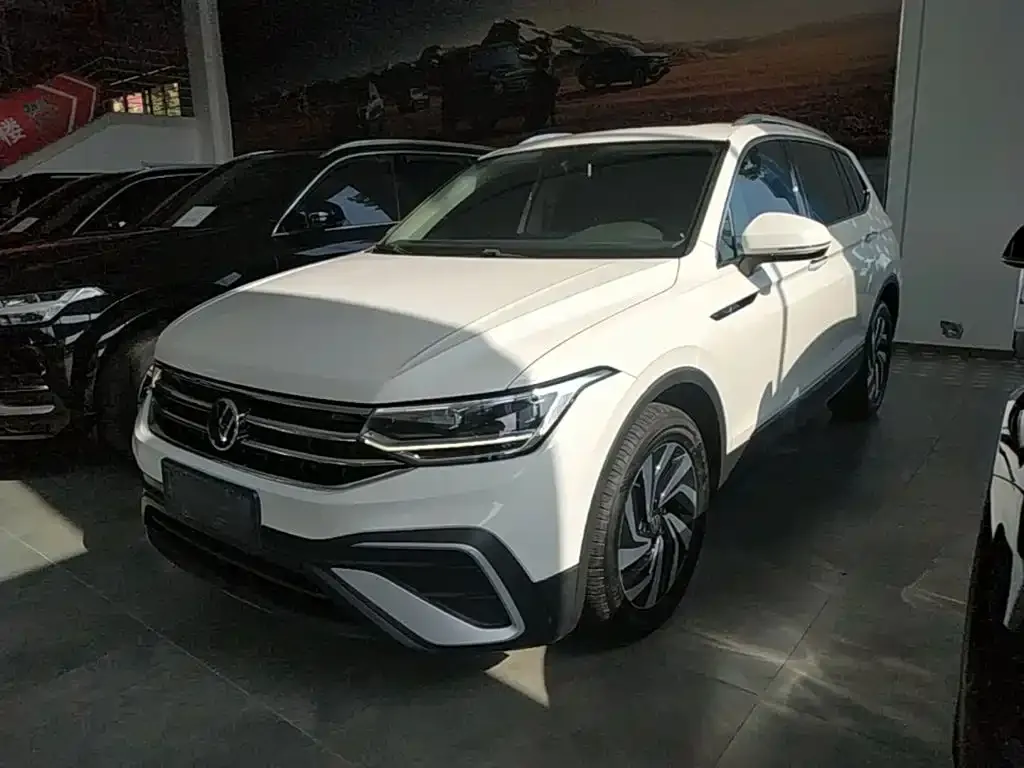 Volkswagen Tiguan L — фото 1
