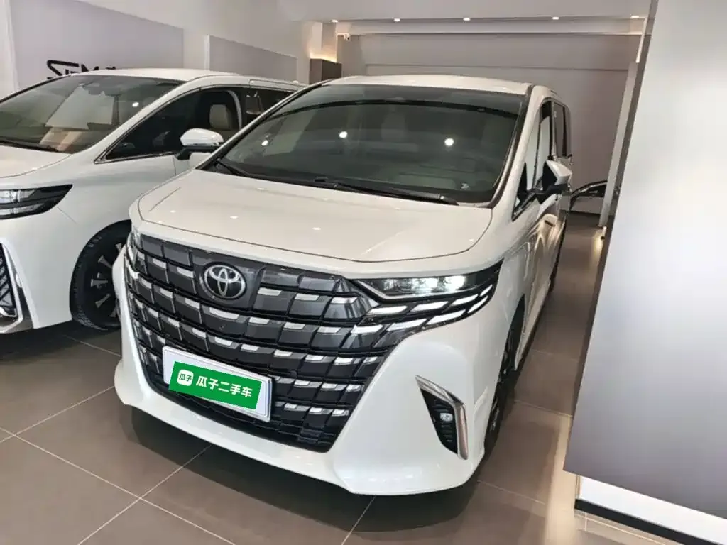 Toyota Alphard — фото 1