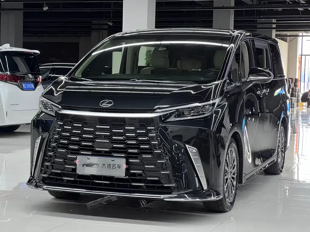Lexus LM — фото 1