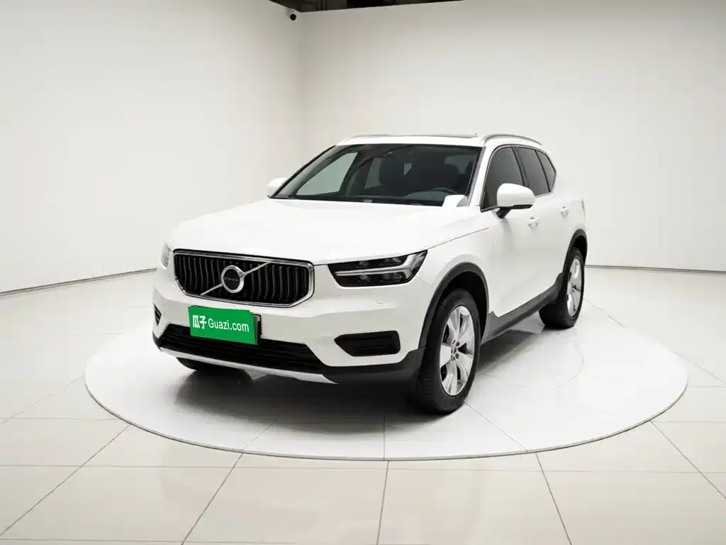 Volvo XC40 — фото 5