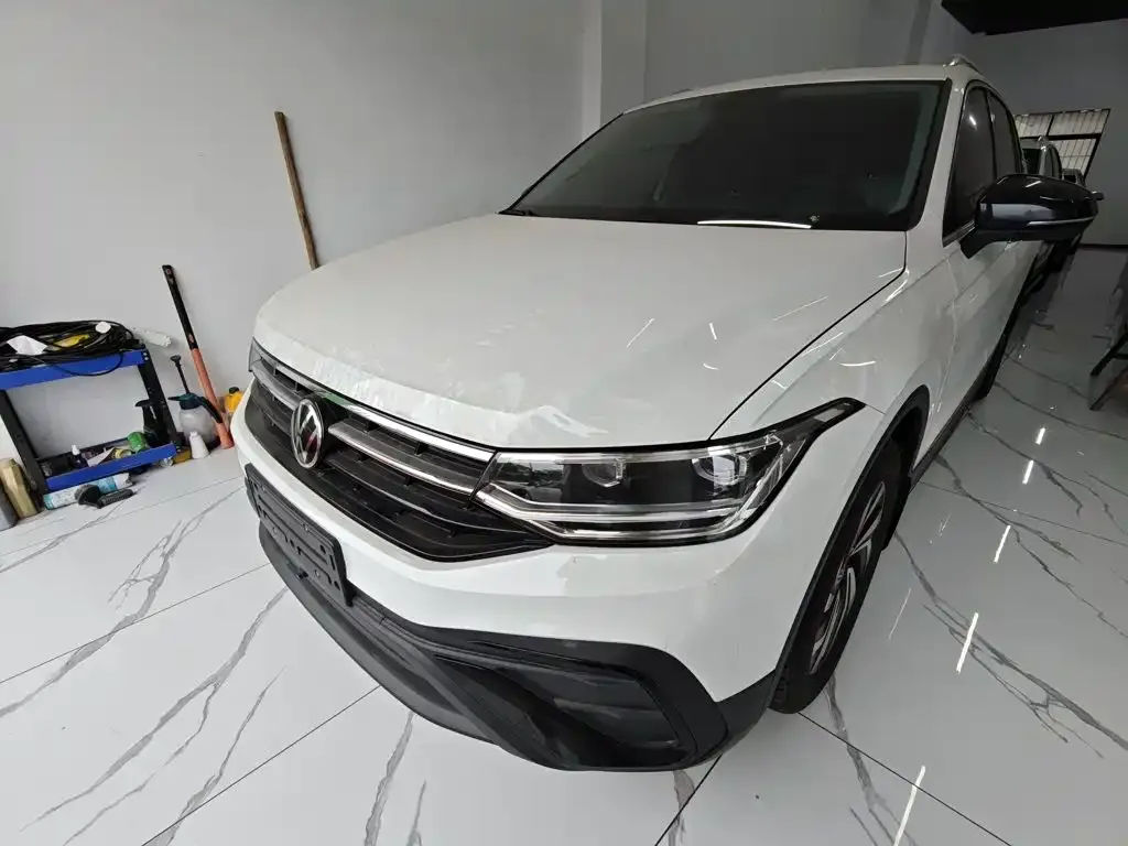 Volkswagen Tiguan L — фото 1