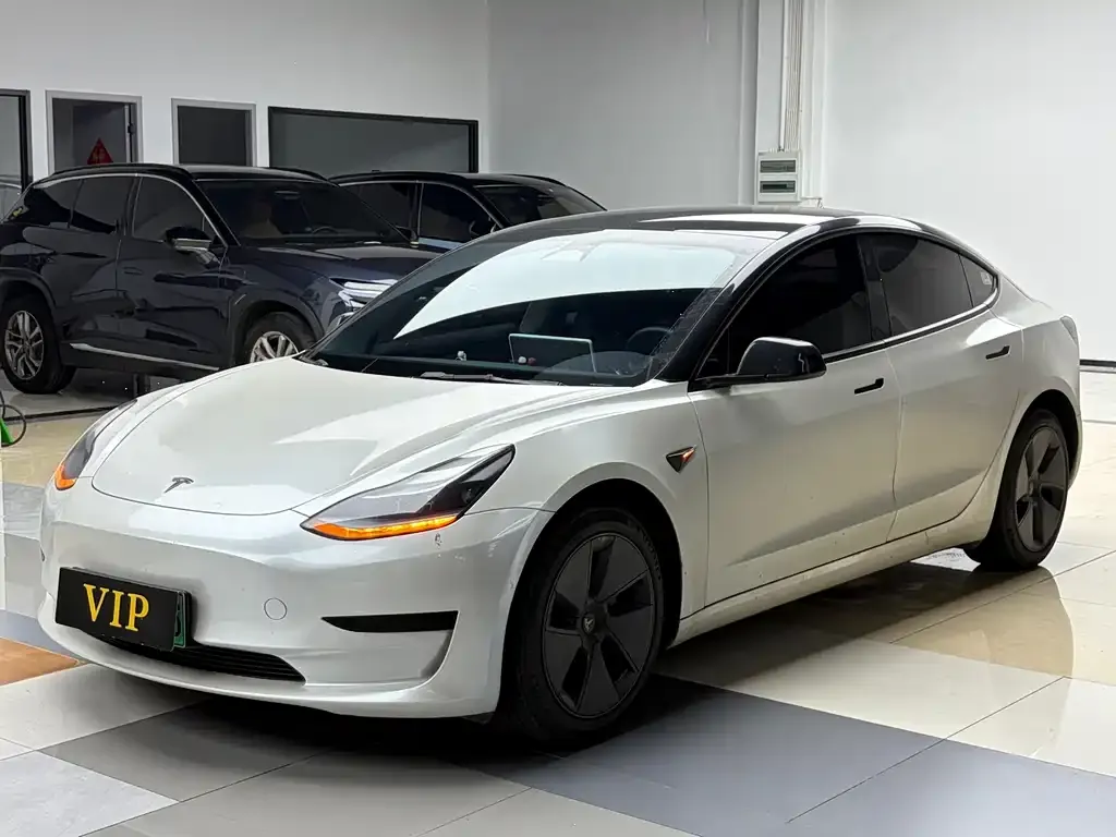 Tesla Model 3 — фото 1