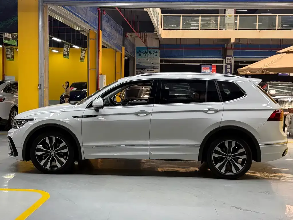 Volkswagen Tiguan L — фото 6