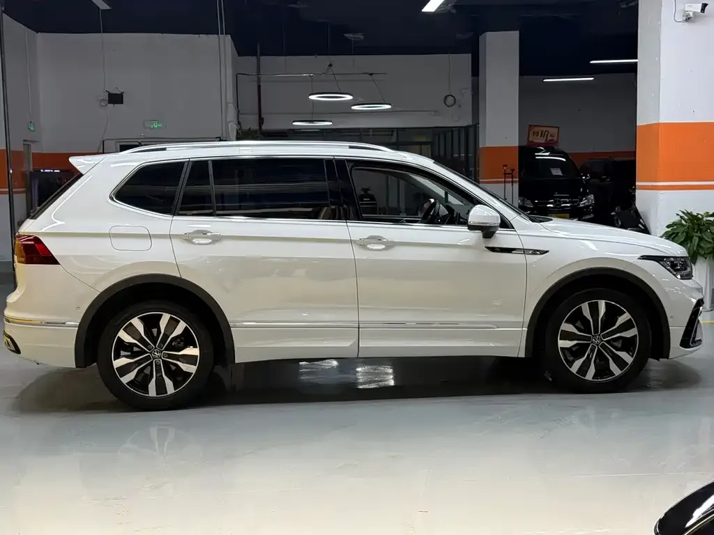 Volkswagen Tiguan L — фото 7