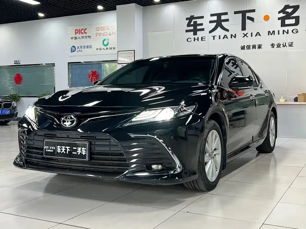 Toyota Camry — фото 1