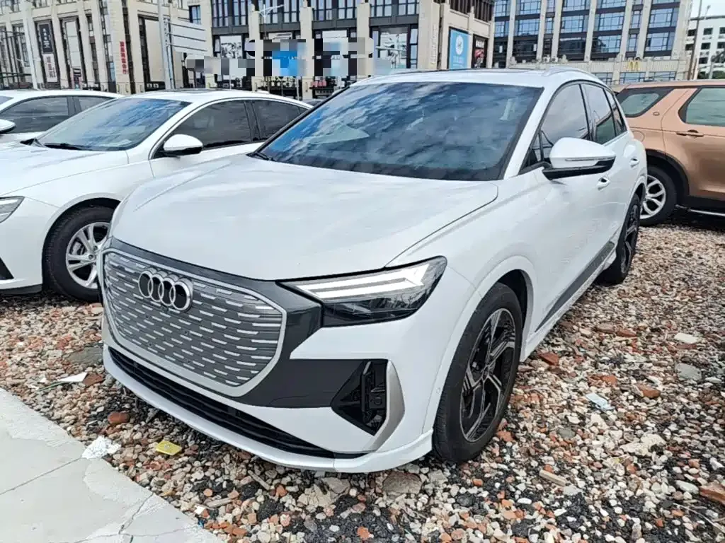 Audi Q4 e-tron — фото 1