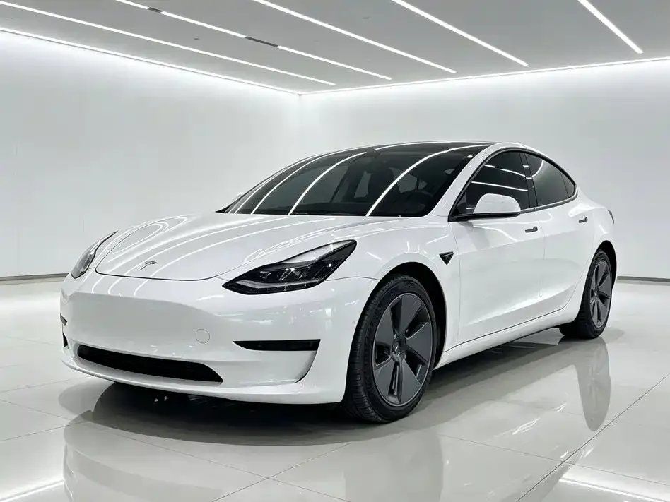 Tesla Model 3 — фото 1