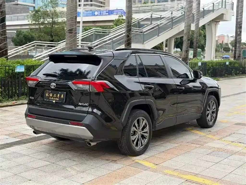 Toyota RAV4 — фото 6