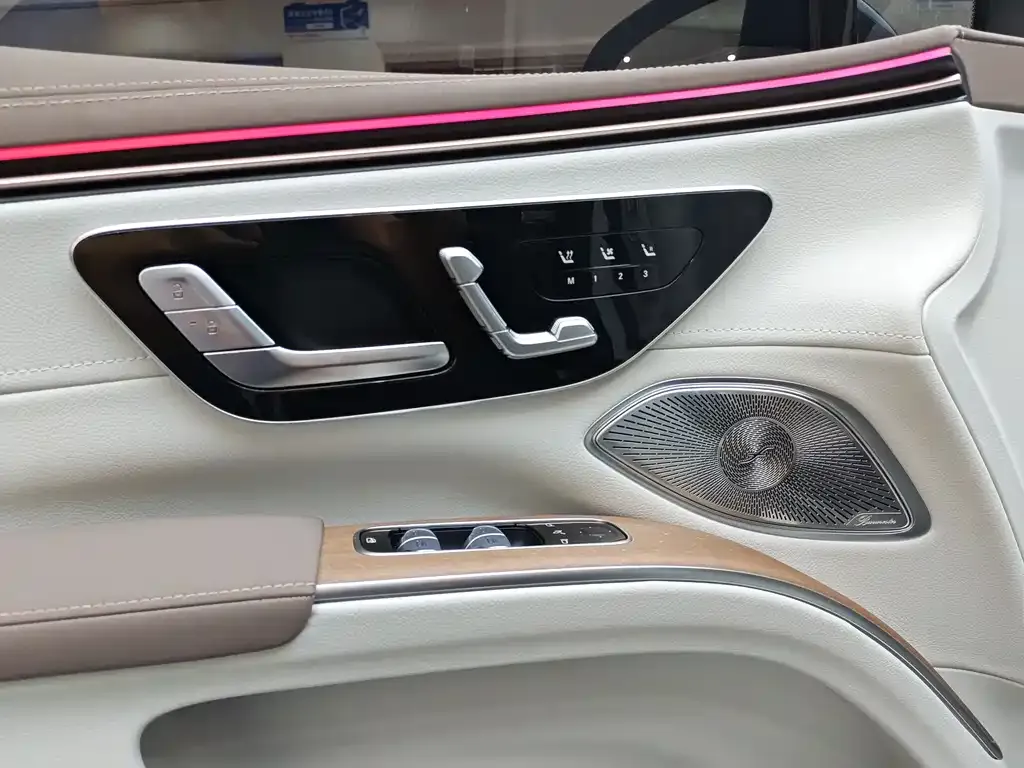 Mercedes-Benz EQS SUV — фото 7