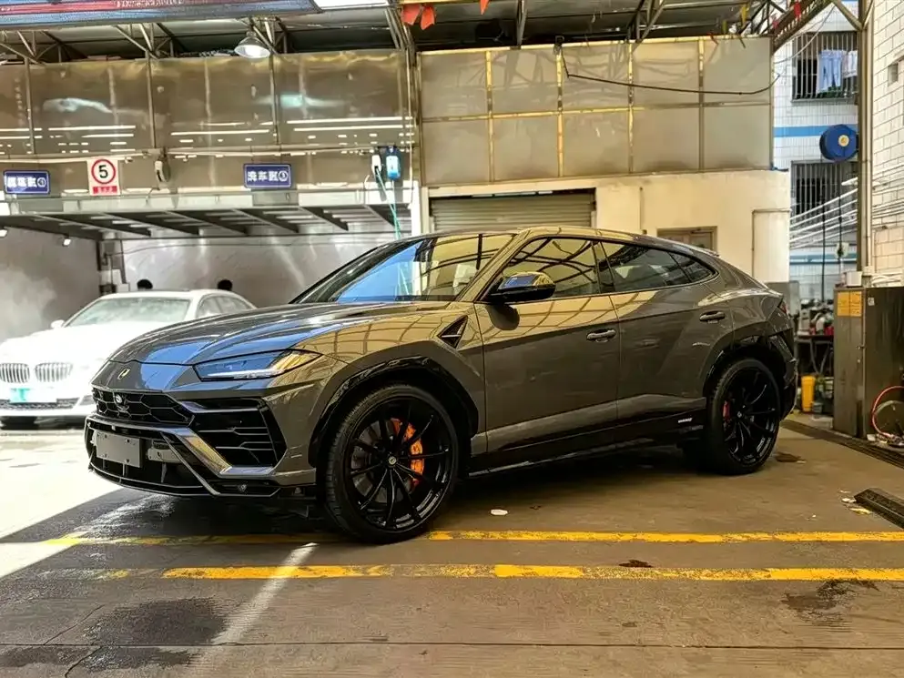 Lamborghini Urus — фото 1